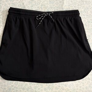 Sports skort with inner shorts and zippered pockets
Size: Large